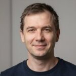 Улыбающийся клиент Дмитрий К. использует биткоин краны с мгновенным выводом от Бакс Серро